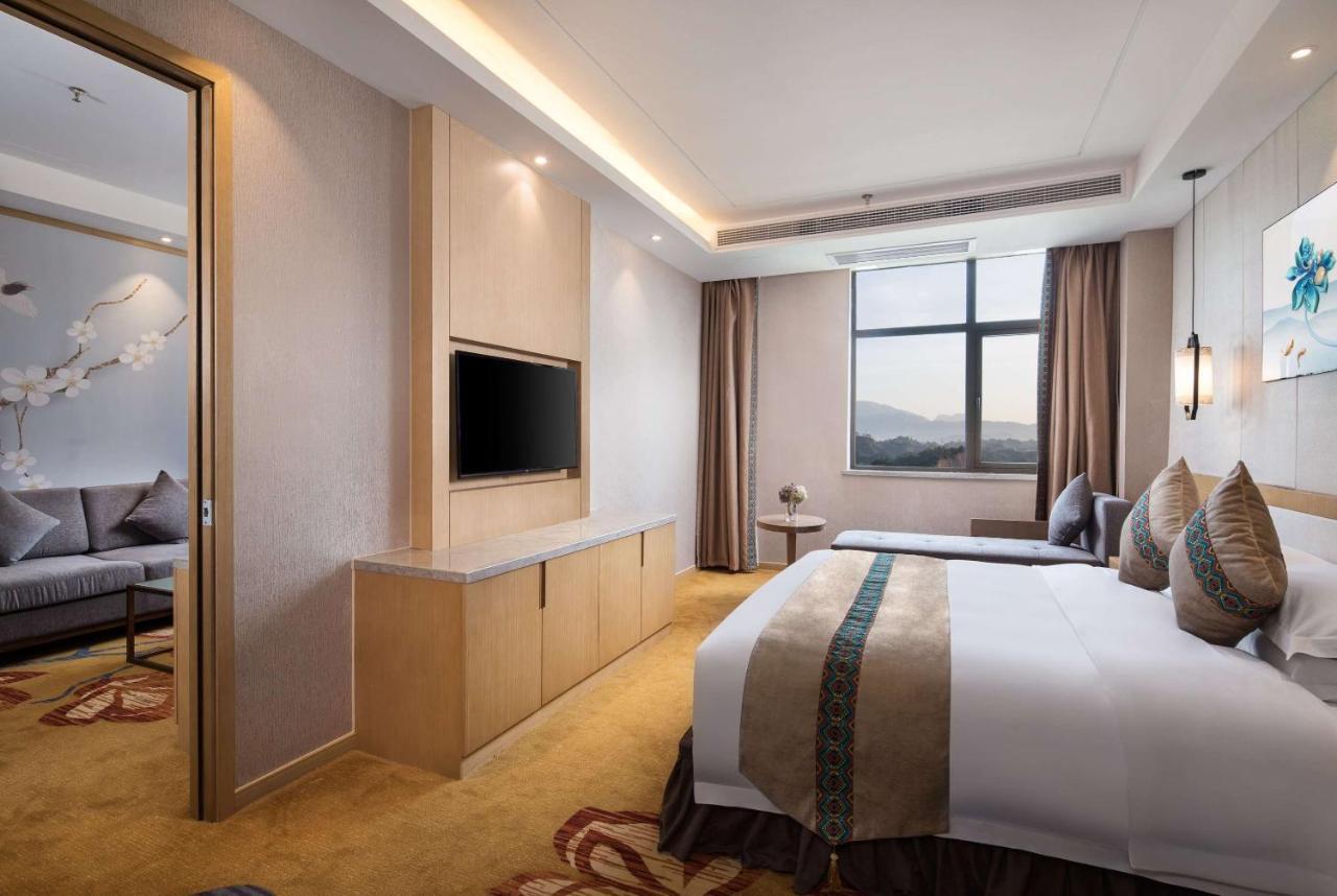 Hotel Ramada Plaza By Wyndham Enshi Exteriér fotografie
